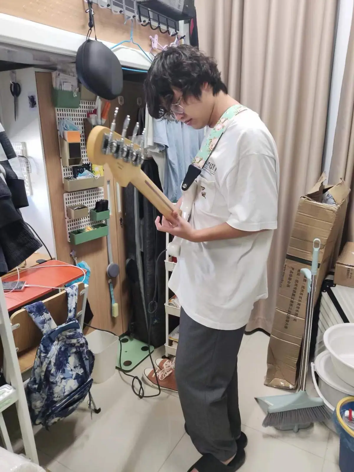 弹贝斯